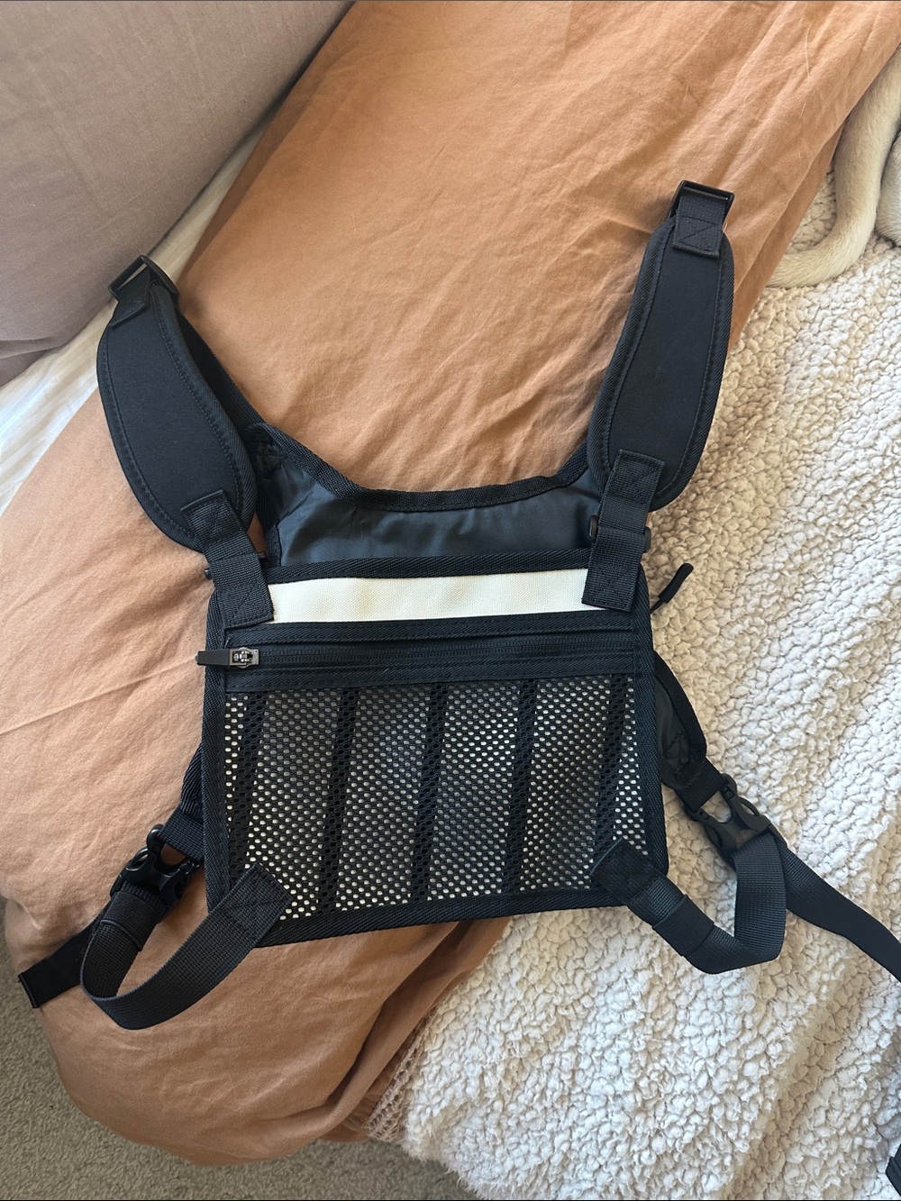 MVRK lightweight running vest in Cream and Black - Picture 2 of 2